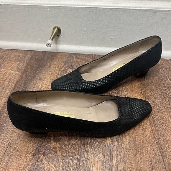 Salvatore Ferragamo DE31350 Black Embossed Leather Low Heel Pumps Size 9.5AA - Picture 1 of 16